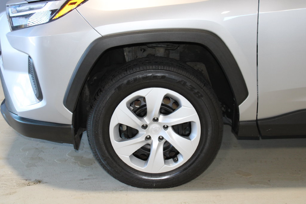 Used 2025 Toyota RAV4 LE AWD/4WD image 4