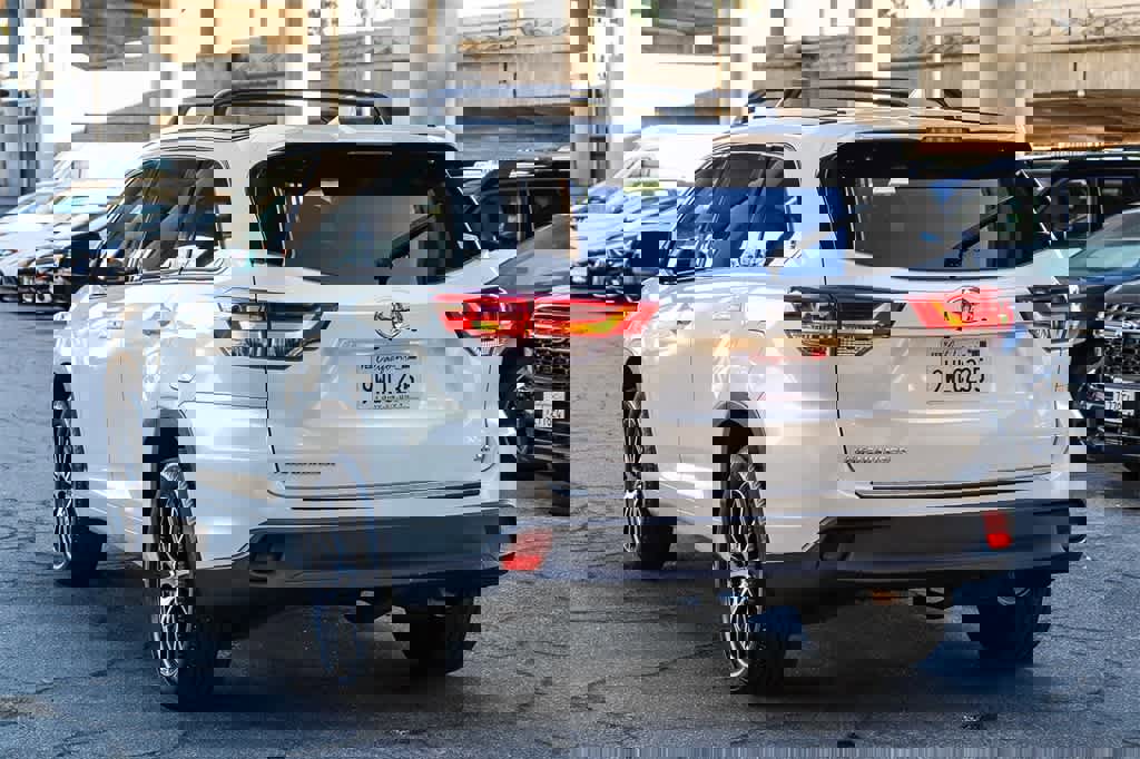 Used 2017 Toyota Highlander SE image 6