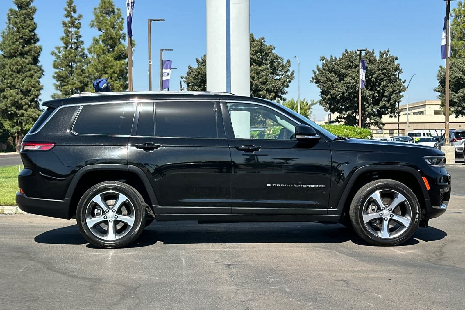 Used 2023 Jeep Grand Cherokee L Limited w/ Luxury Tech Group II AWD/4WD image 9