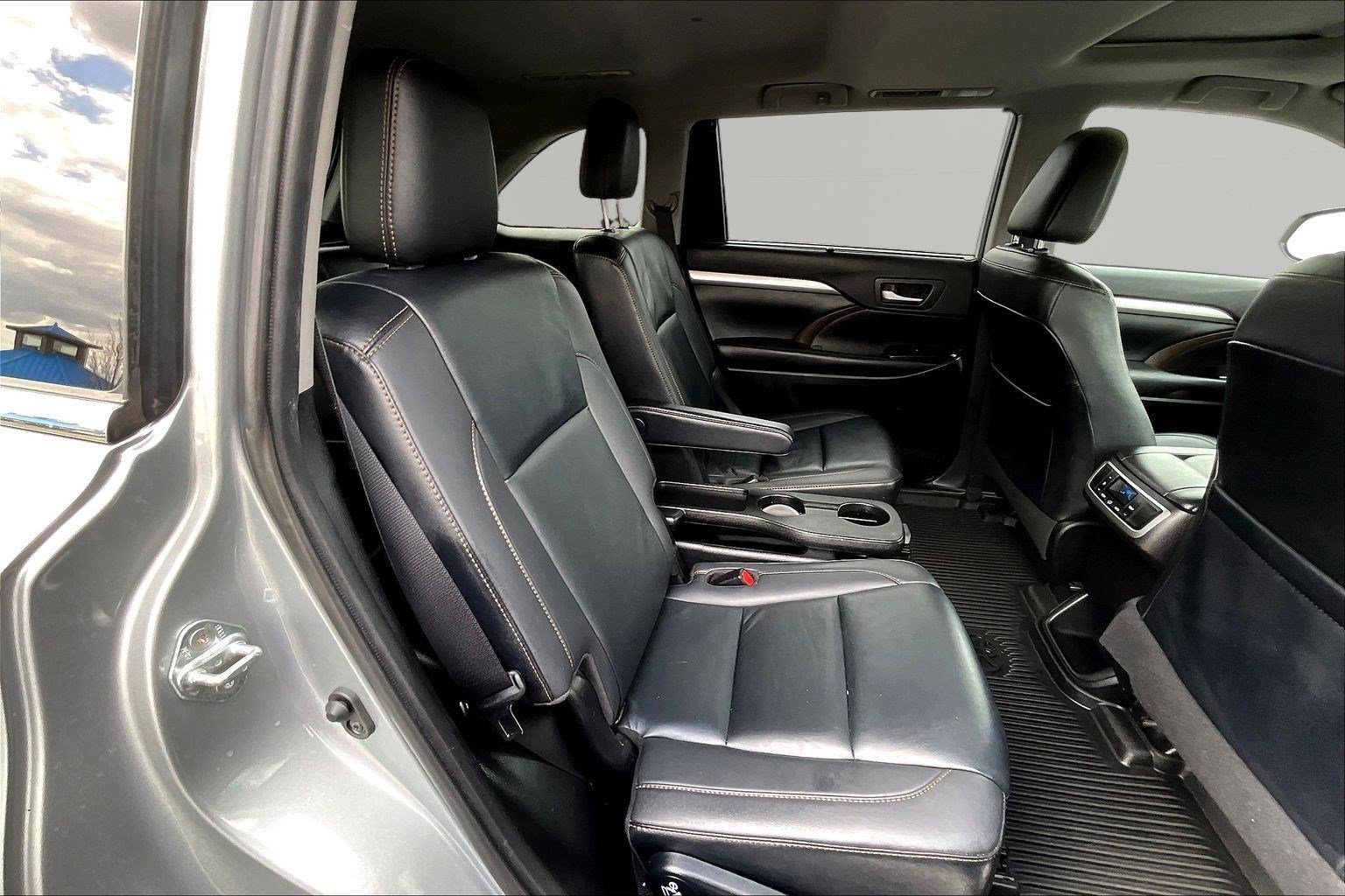 Used 2019 Toyota Highlander XLE image 25