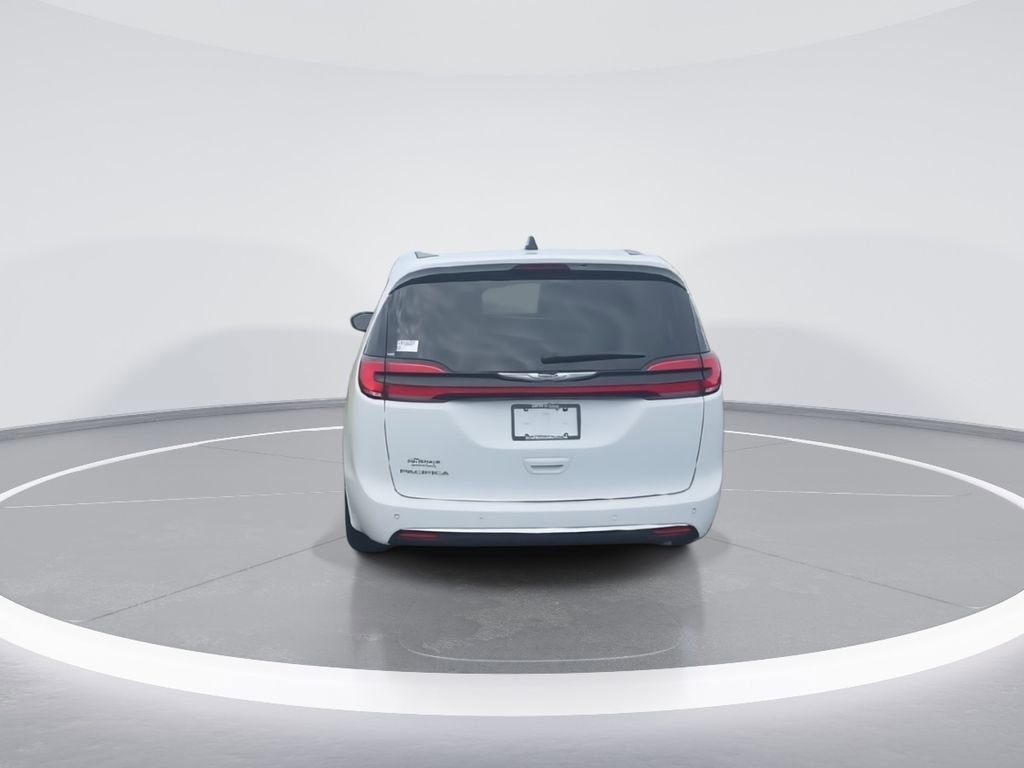 Used 2024 Chrysler Pacifica Touring-L FWD image 7