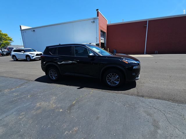 Used 2023 Nissan Rogue S AWD/4WD image 10