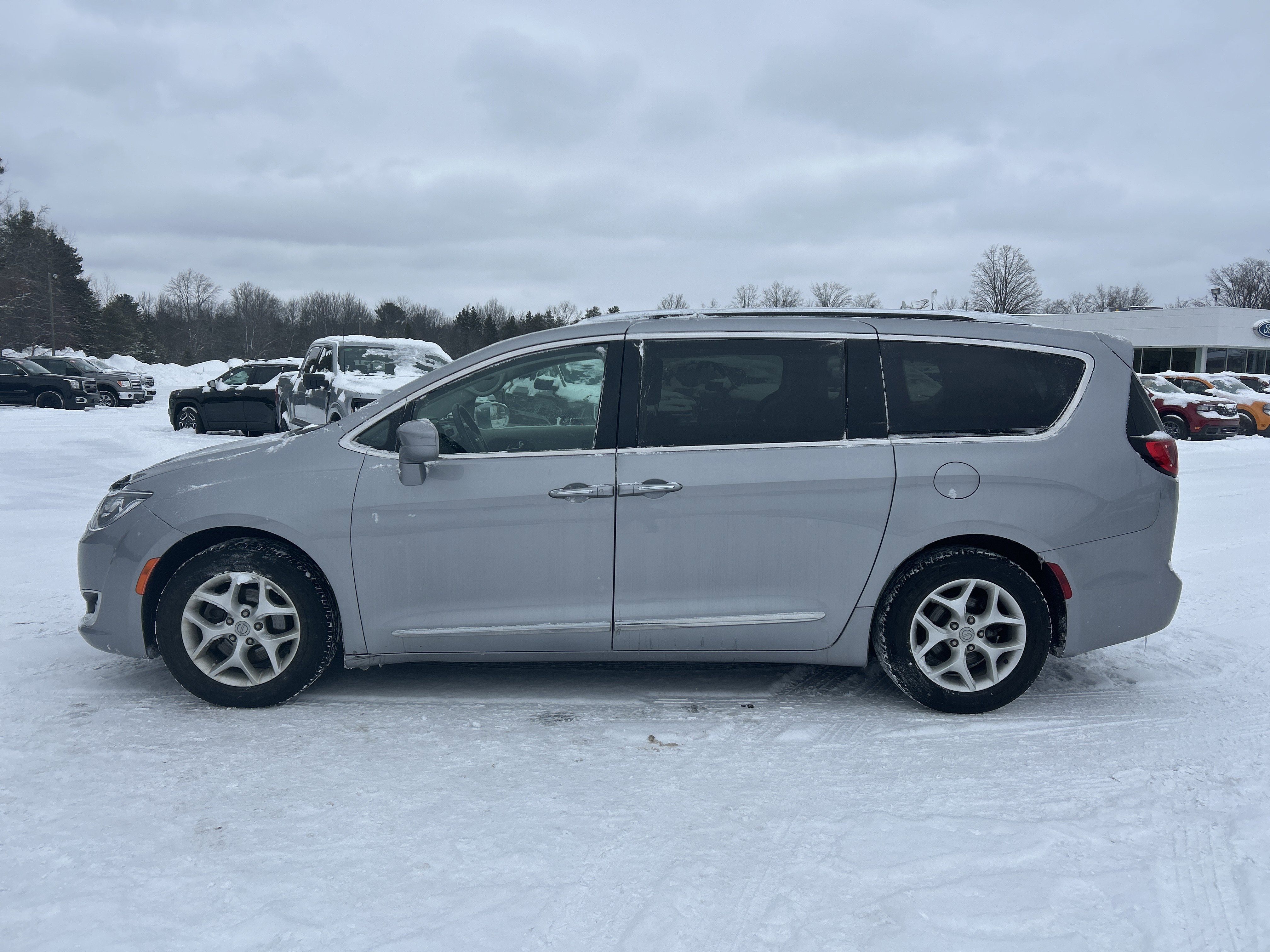 Used 2018 Chrysler Pacifica Touring-L Plus w/ Tire & Wheel Group image 7