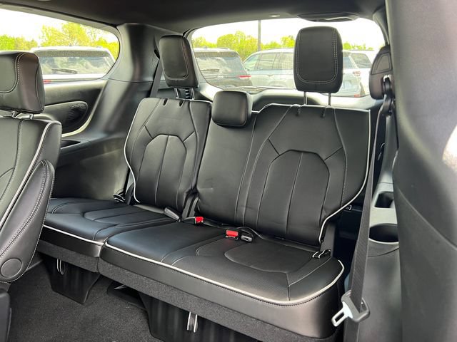 New 2027 Chrysler Pacifica Limited FWD image 6