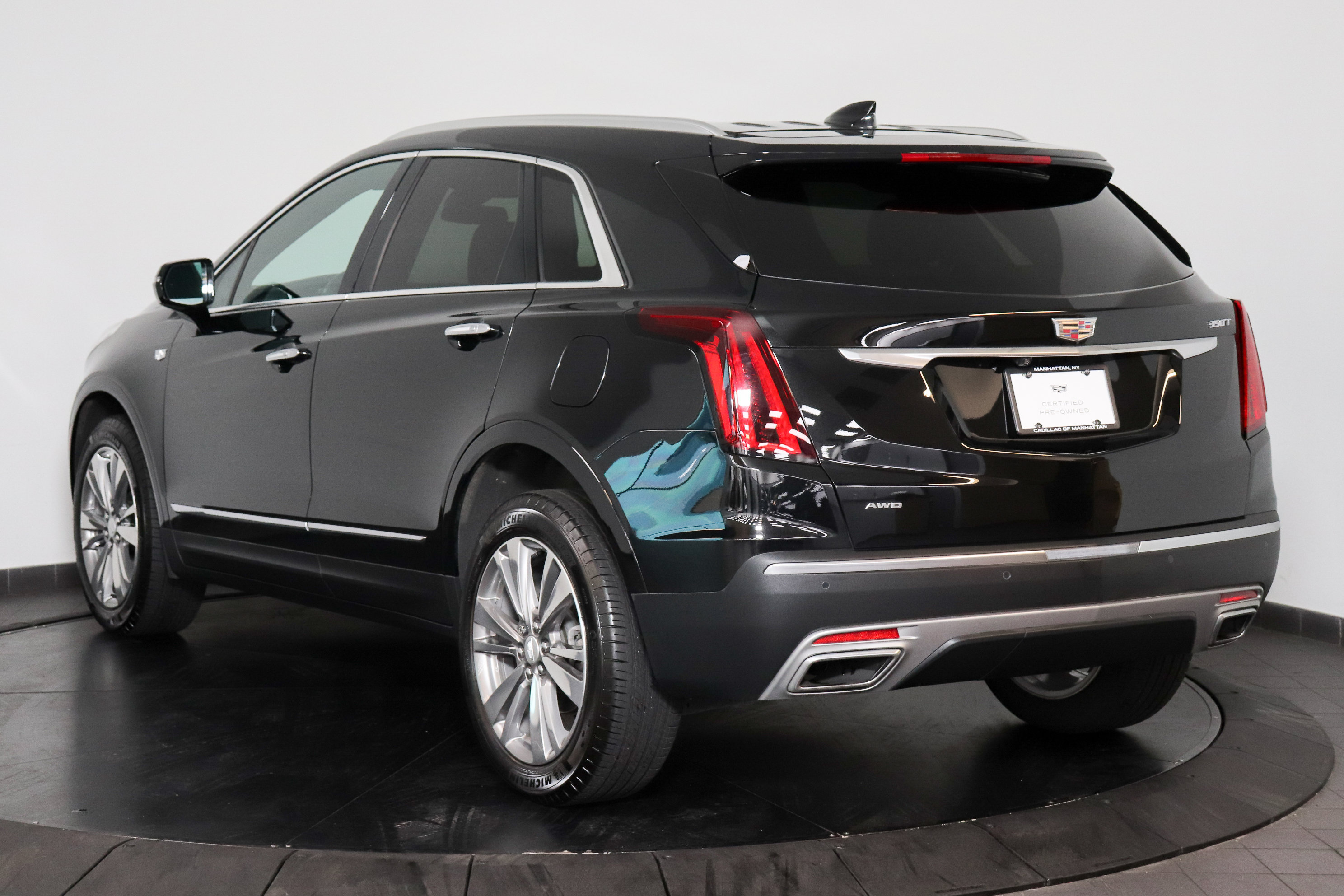 Used 2023 Cadillac XT5 Premium Luxury w/ LPO, Floor Liner Package AWD/4WD image 4