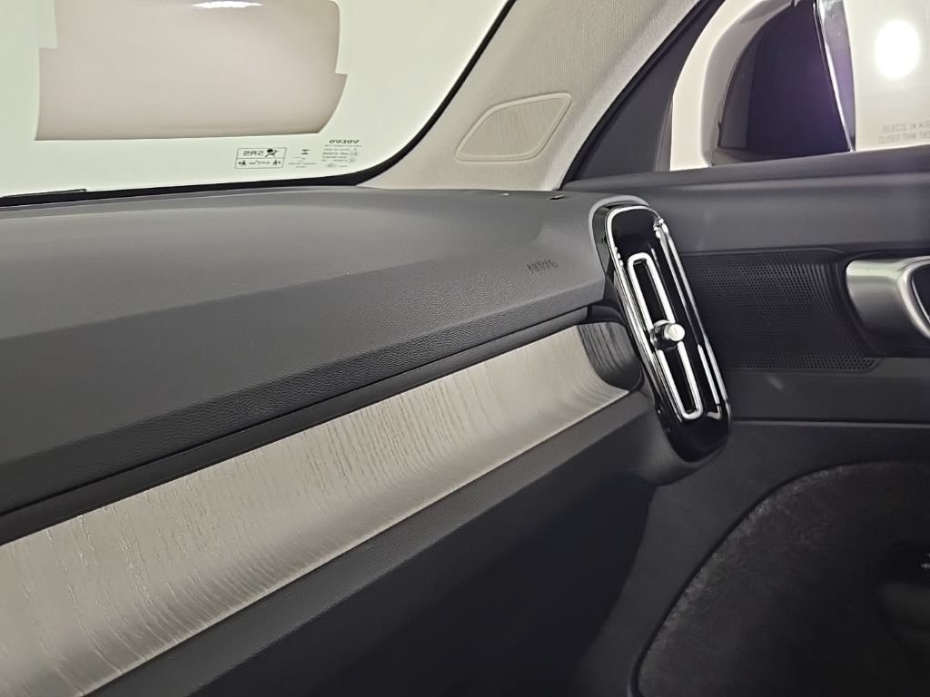 Certified 2024 Volvo XC40 B5 Core AWD/4WD image 28