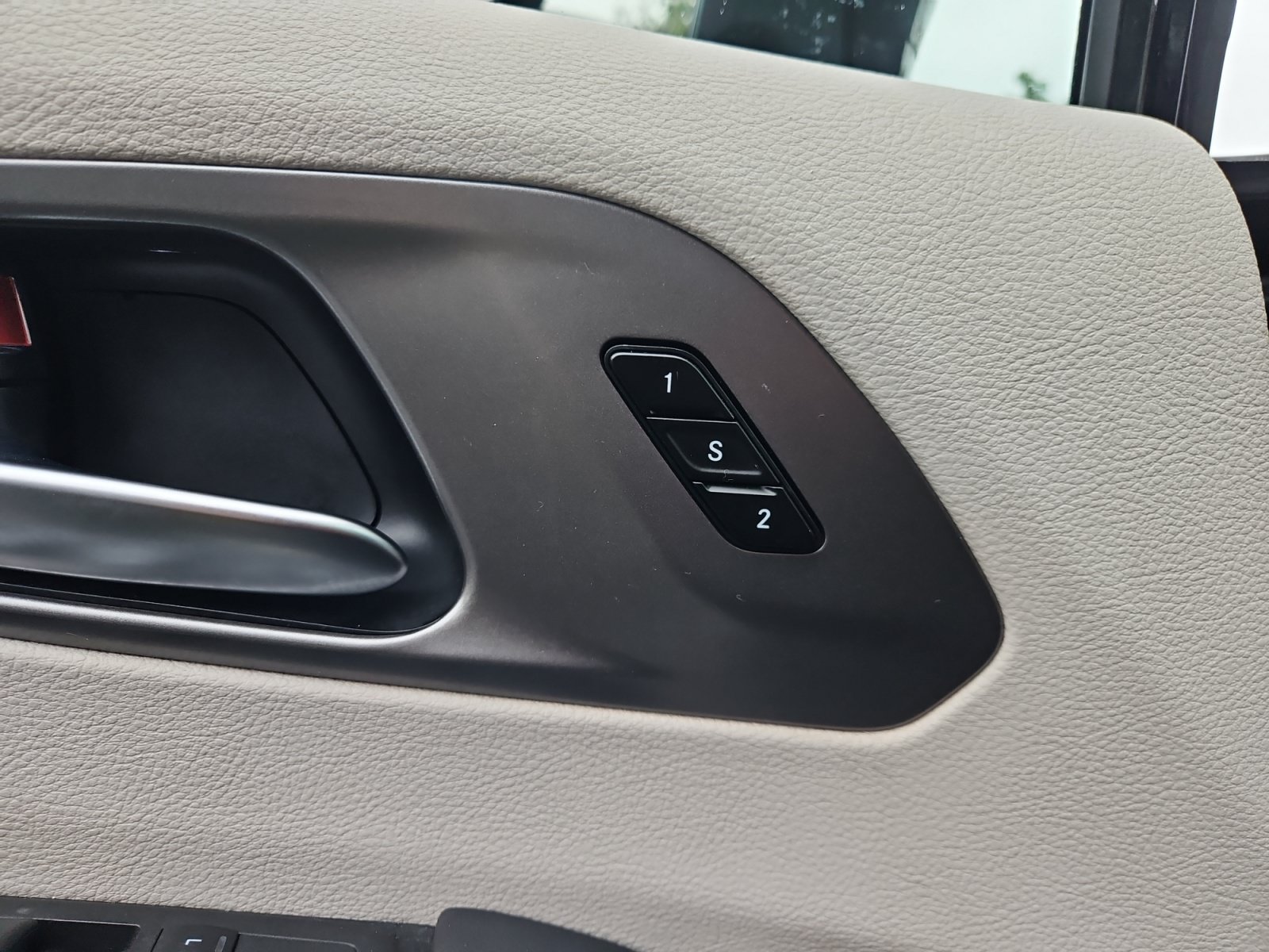 Used 2024 Chrysler Pacifica Touring-L FWD image 16