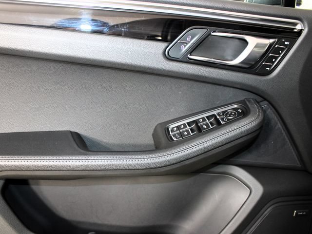 Certified 2023 Porsche Macan AWD/4WD image 18