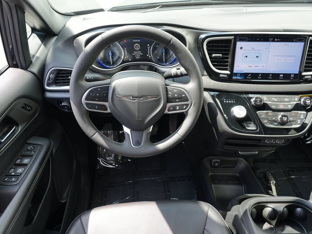 Used 2025 Chrysler Pacifica Select FWD image 19