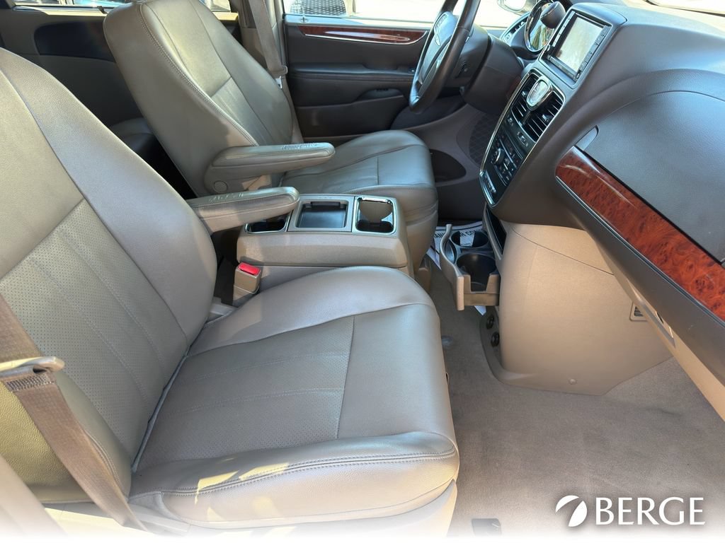 Used 2013 Chrysler Town & Country Touring-L w/ Driver Convenience Group FWD image 31