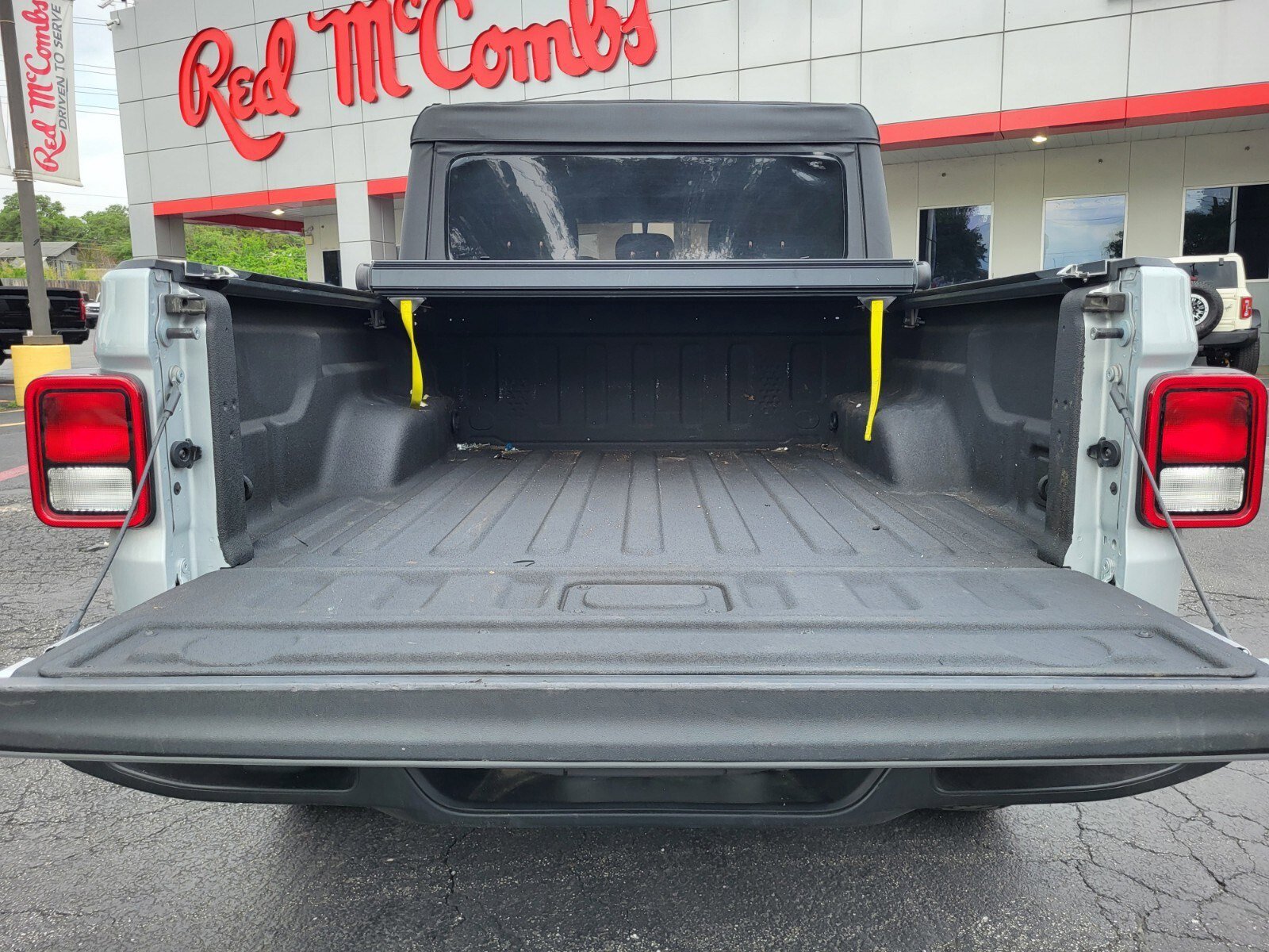 Used 2023 Jeep Gladiator Willys AWD/4WD image 30