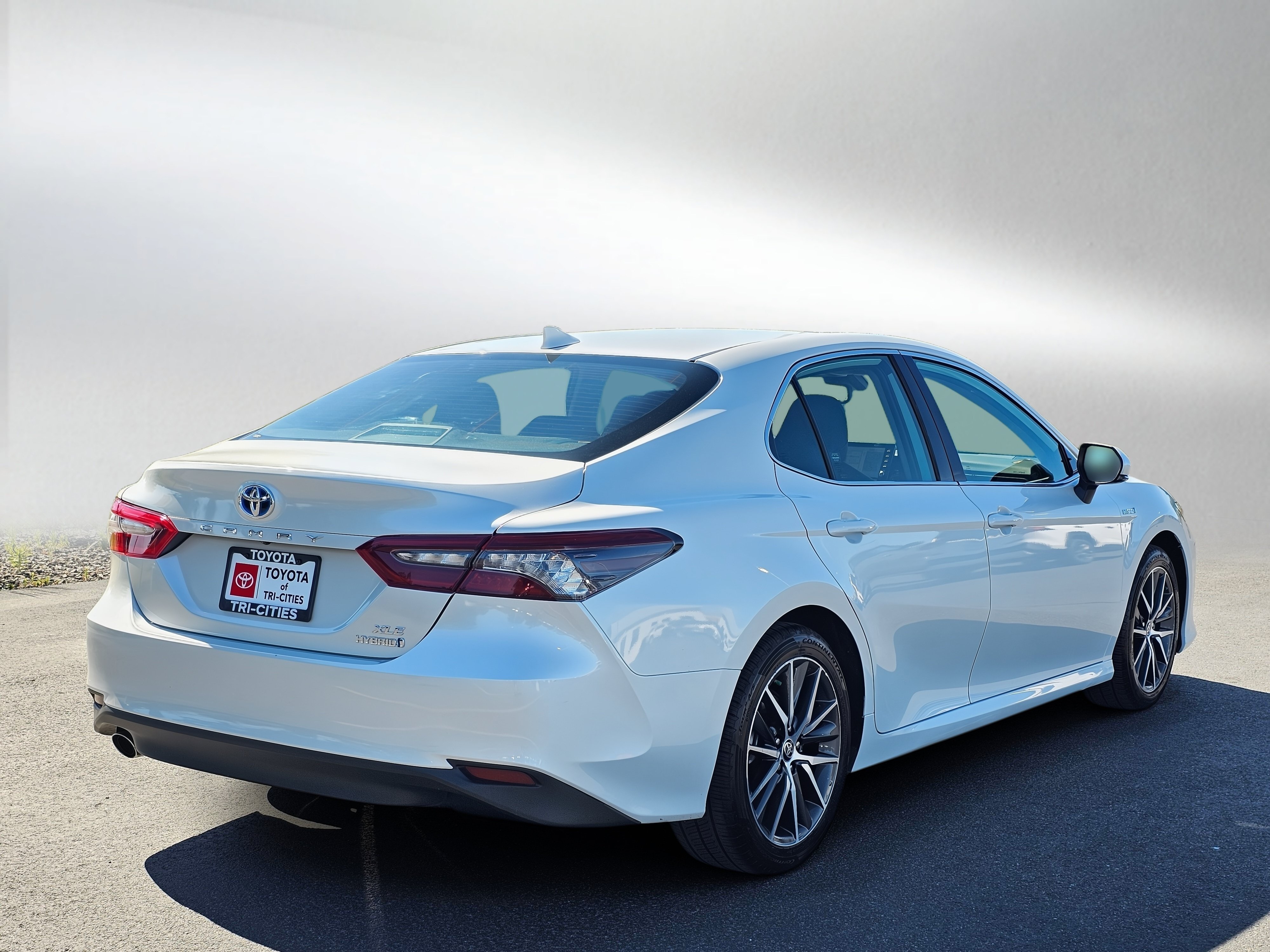 Used 2021 Toyota Camry XLE w/ Navigation Upgrade Package FWD image 5
