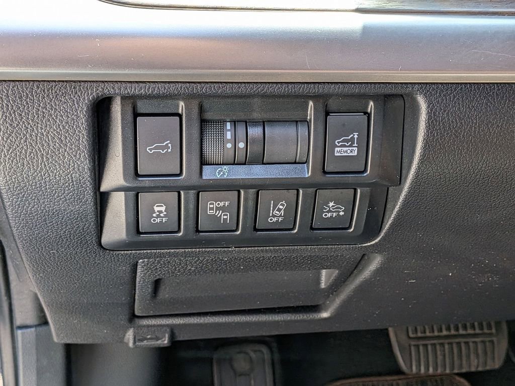 Used 2018 Subaru Outback 3.6R Touring AWD/4WD image 16