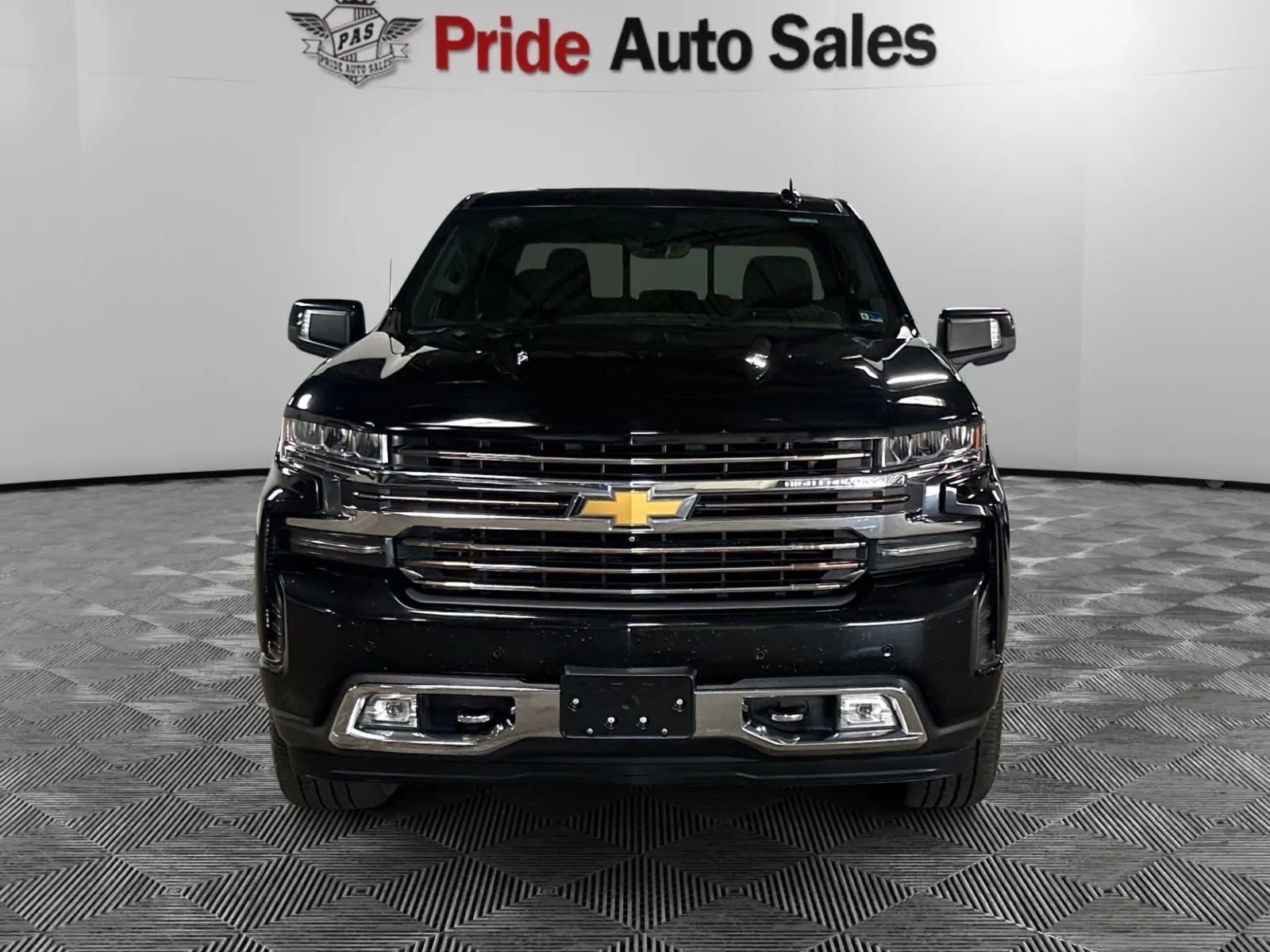 Used 2019 Chevrolet Silverado 1500 High Country w/ Technology Package AWD/4WD image 3