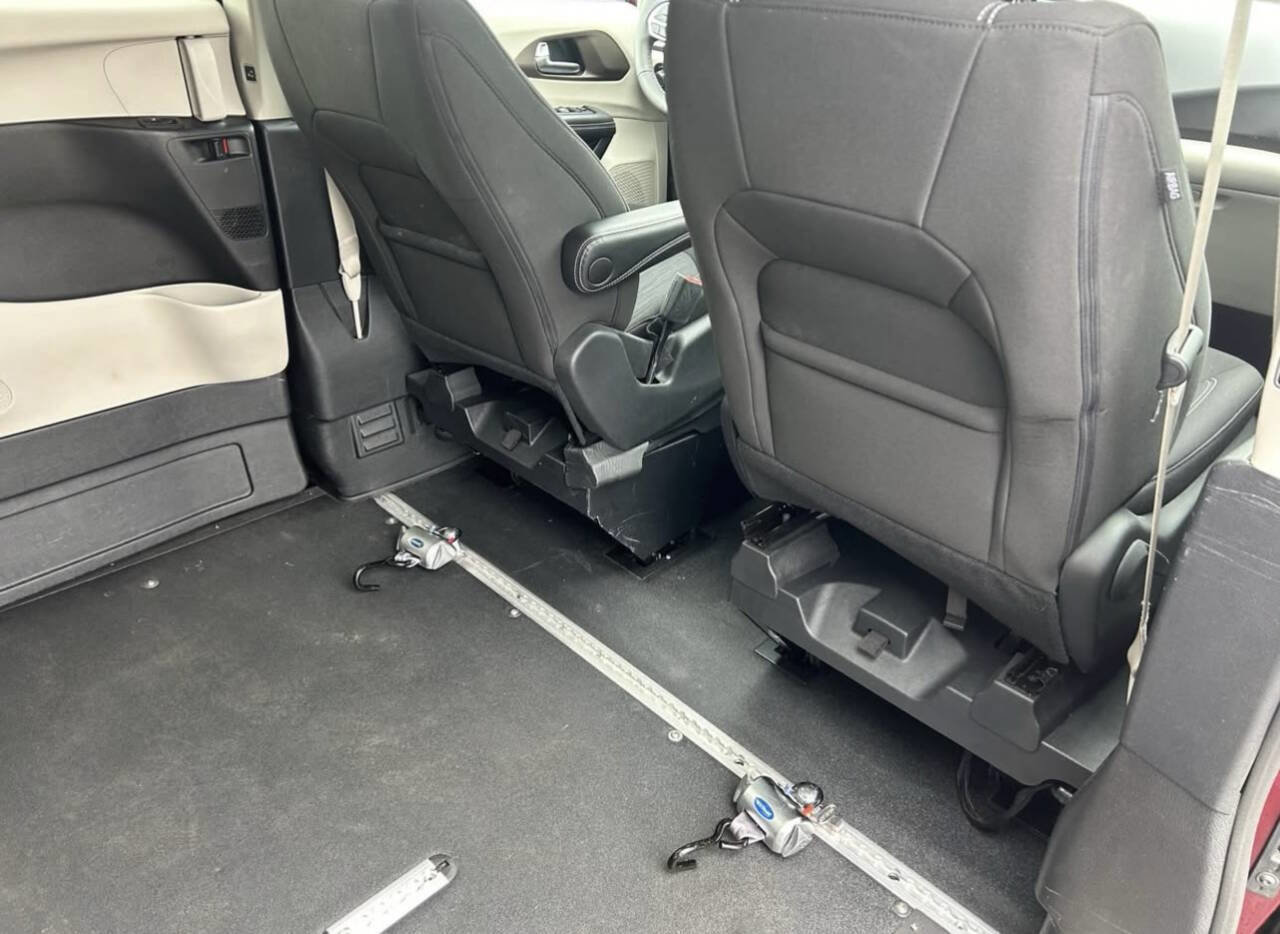 Used 2023 Chrysler Voyager LX FWD image 6
