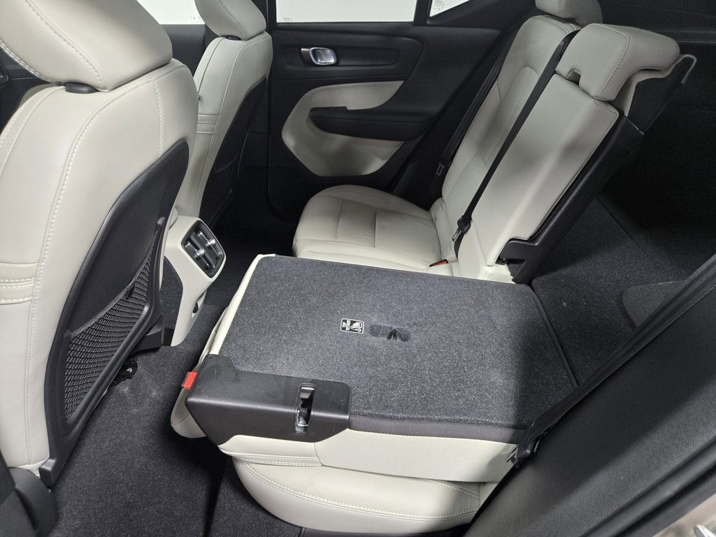 Used 2024 Volvo XC40 B5 Plus image 37