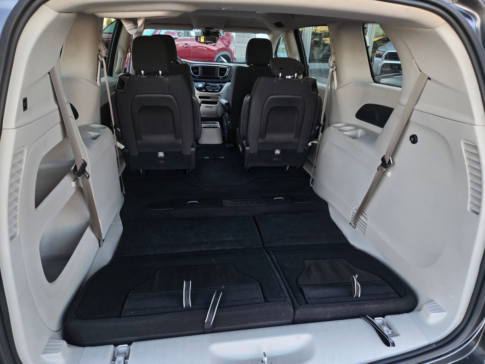 Used 2023 Chrysler Voyager LX image 23