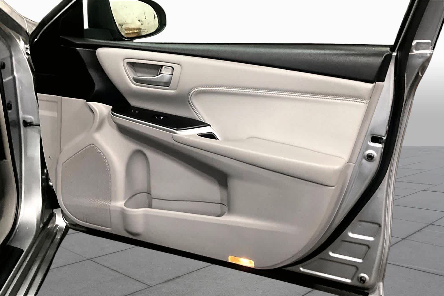 Used 2017 Toyota Camry XLE FWD image 23