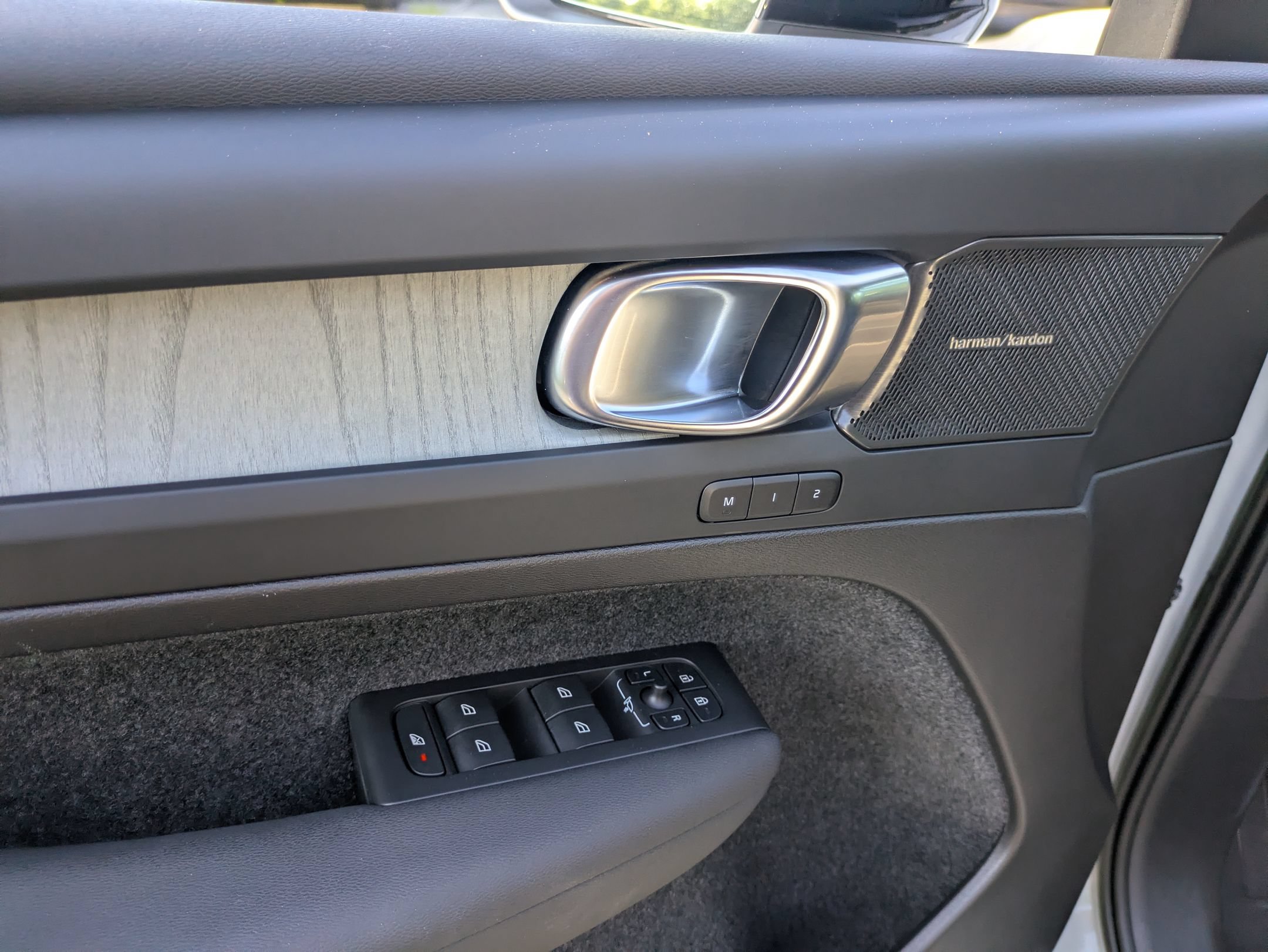 Used 2023 Volvo XC40 B4 Ultimate FWD image 16