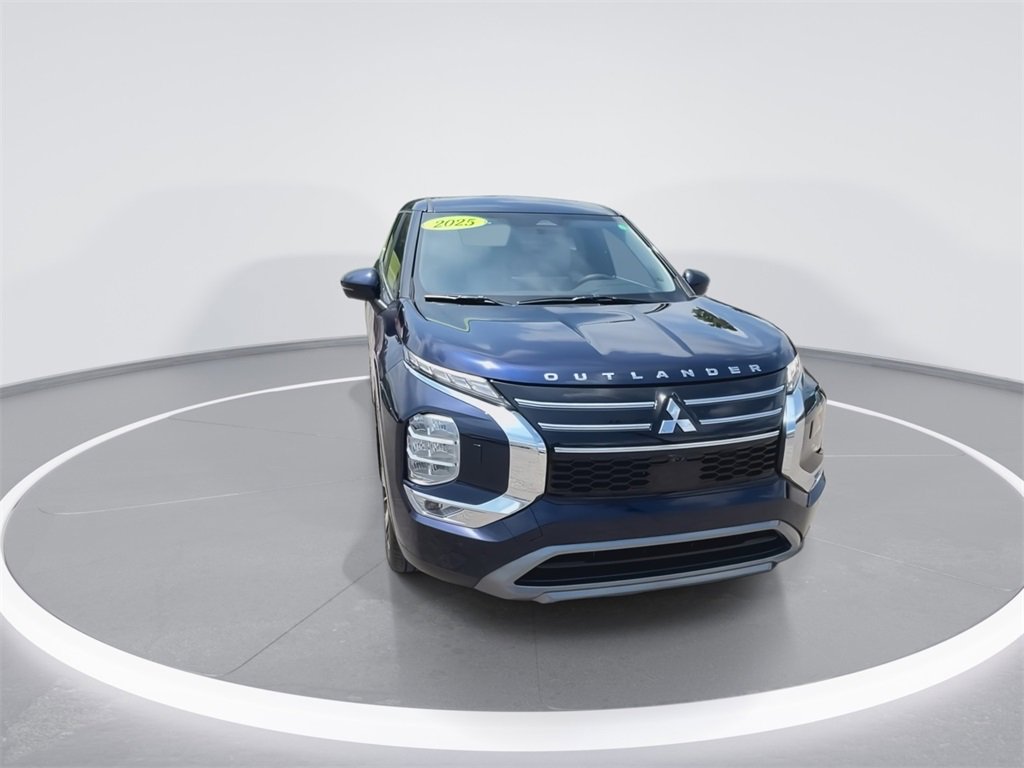 New 2025 Mitsubishi Outlander SE image 3