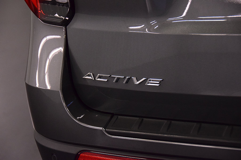 Used 2025 Ford Explorer Active AWD/4WD image 12