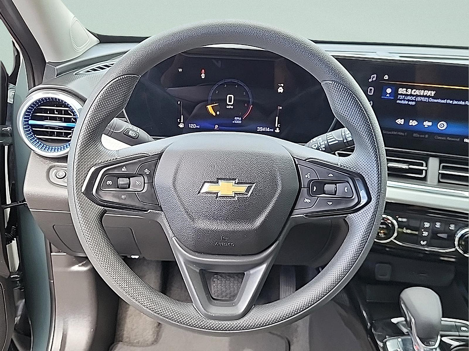 Used 2025 Chevrolet Trax LT FWD image 16