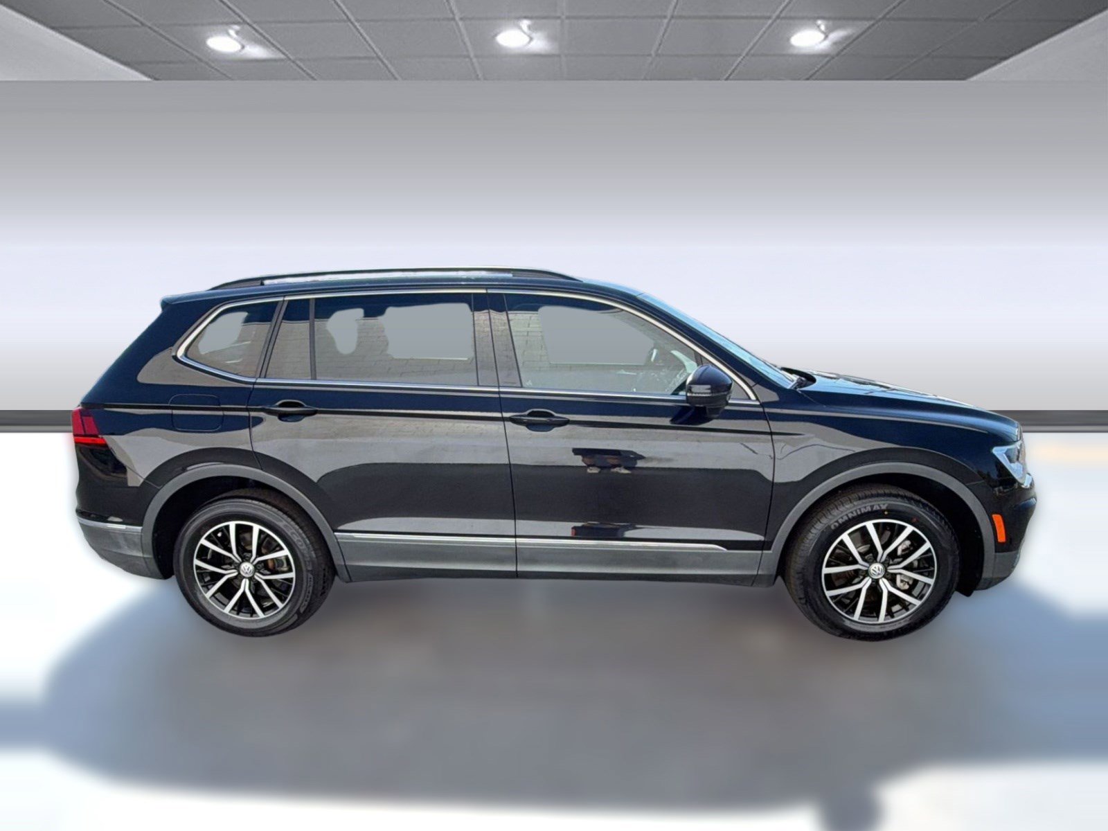 Used 2021 Volkswagen Tiguan SE w/ Panoramic Sunroof Package FWD image 8