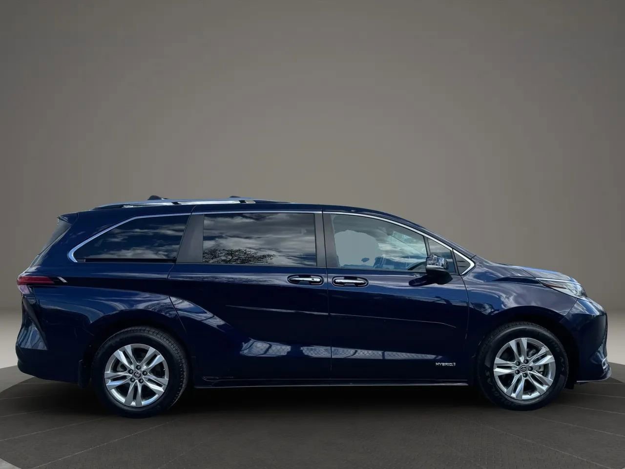 Used 2021 Toyota Sienna Limited FWD image 6