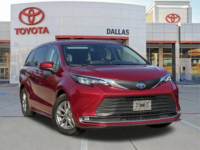Used 2022 Toyota Sienna XLE FWD image 1