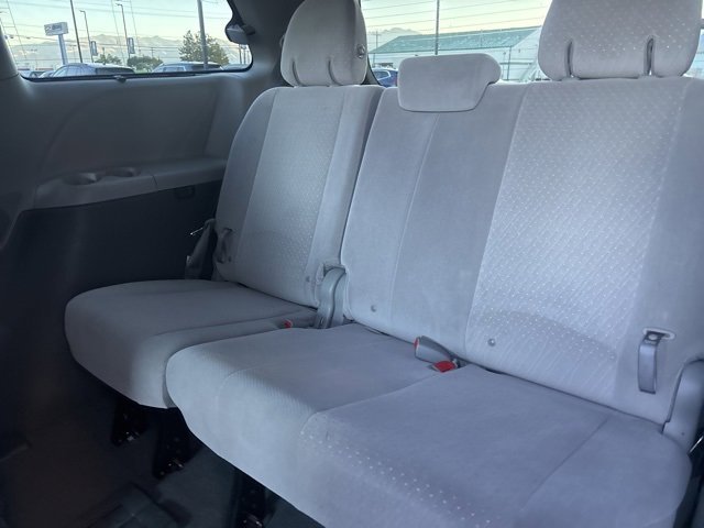 Used 2020 Toyota Sienna LE w/ LE Preferred Package image 19