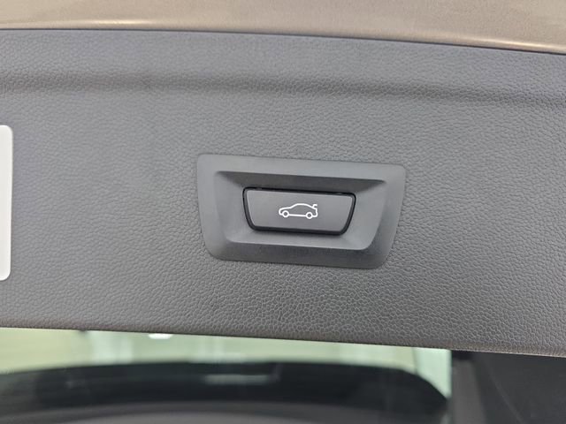 Certified 2025 BMW iX xDrive50 image 33