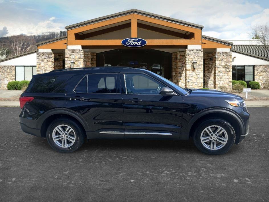 Used 2023 Ford Explorer XLT w/ Equipment Group 202A AWD/4WD image 4