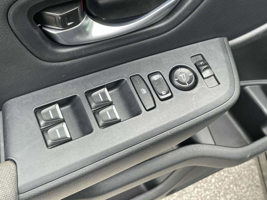 Used 2025 Honda Pilot Sport image 16