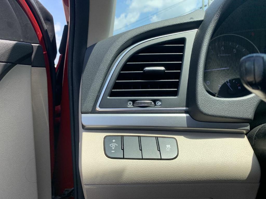 Used 2017 Hyundai Elantra SE image 35