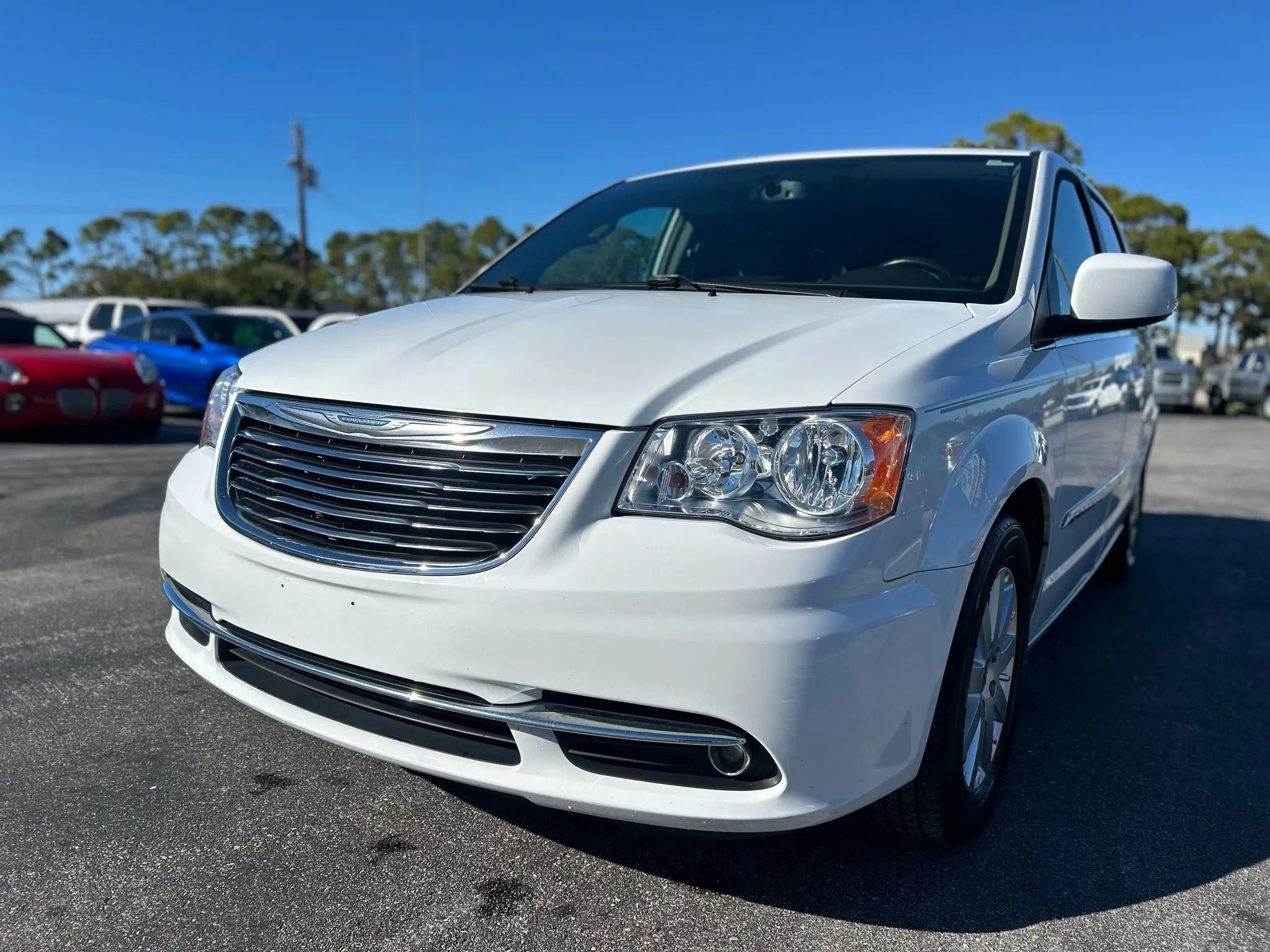 Used 2016 Chrysler Town & Country Touring image 7