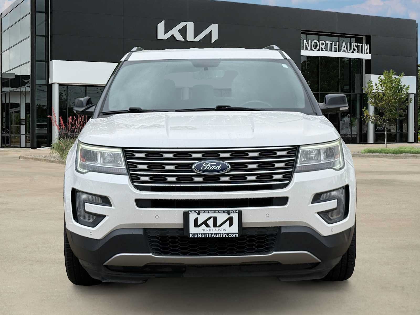 Used 2017 Ford Explorer XLT w/ Equipment Group 202A FWD image 3