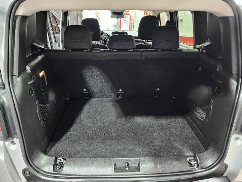 Used 2018 Jeep Renegade Latitude FWD image 11