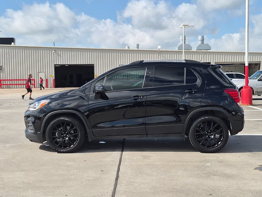 Used 2022 Chevrolet Trax LT w/ Midnight Edition FWD image 3