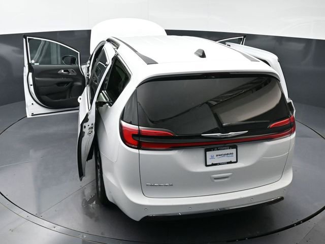 Used 2025 Chrysler Pacifica Select image 53