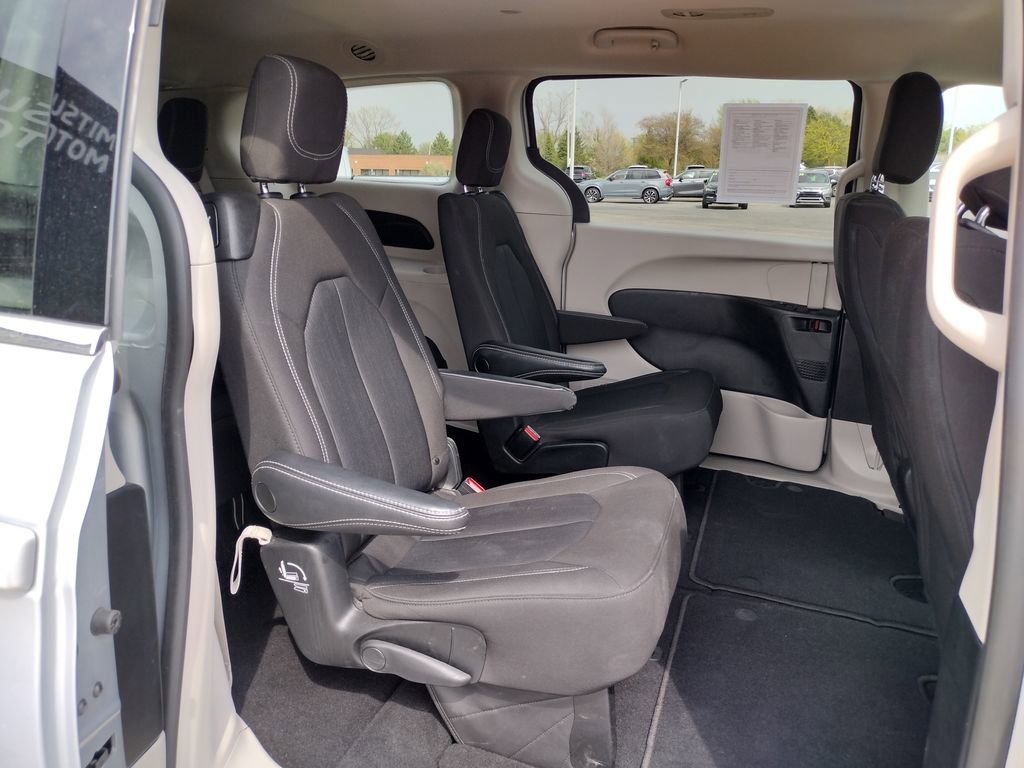Used 2023 Chrysler Voyager LX FWD image 10
