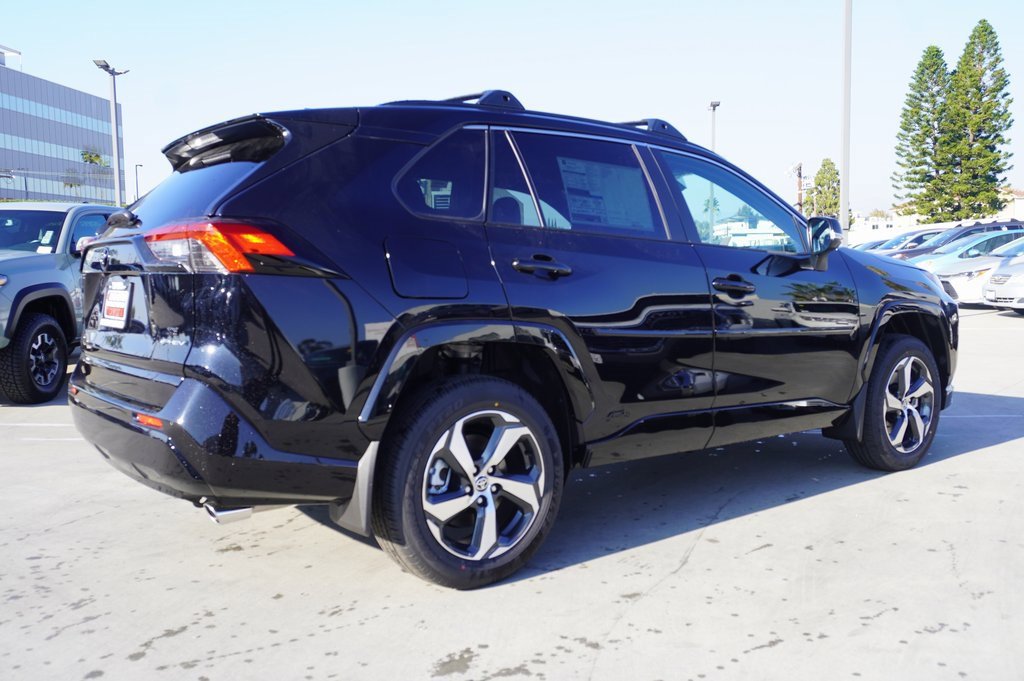 New 2025 Toyota RAV4 SE image 3