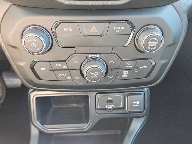 Used 2018 Jeep Renegade Latitude FWD image 19