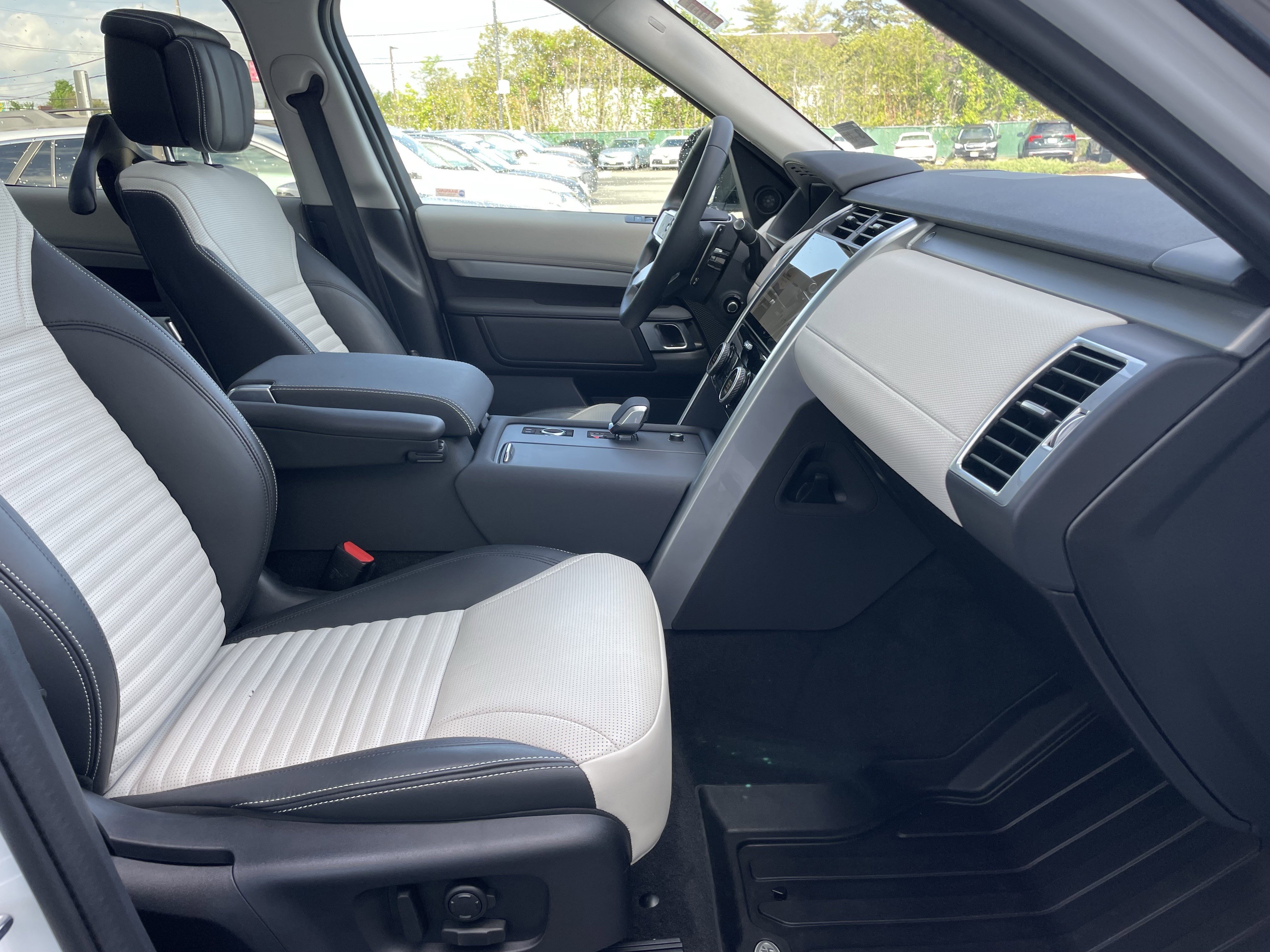 Used 2025 Land Rover Discovery Dynamic SE AWD/4WD image 16