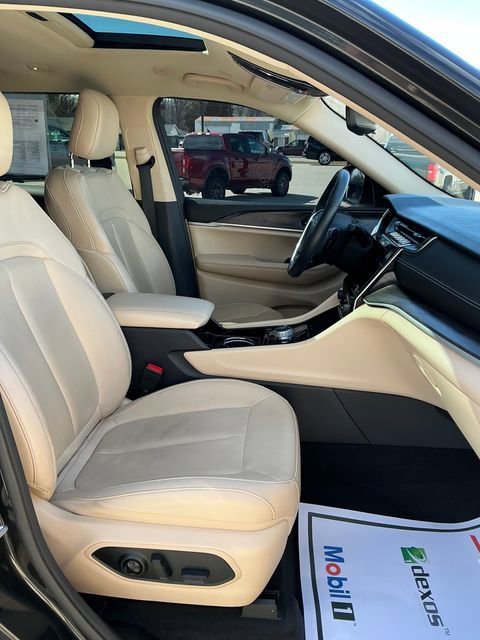 Used 2022 Jeep Grand Cherokee L Limited w/ Black Appearance Package image 11