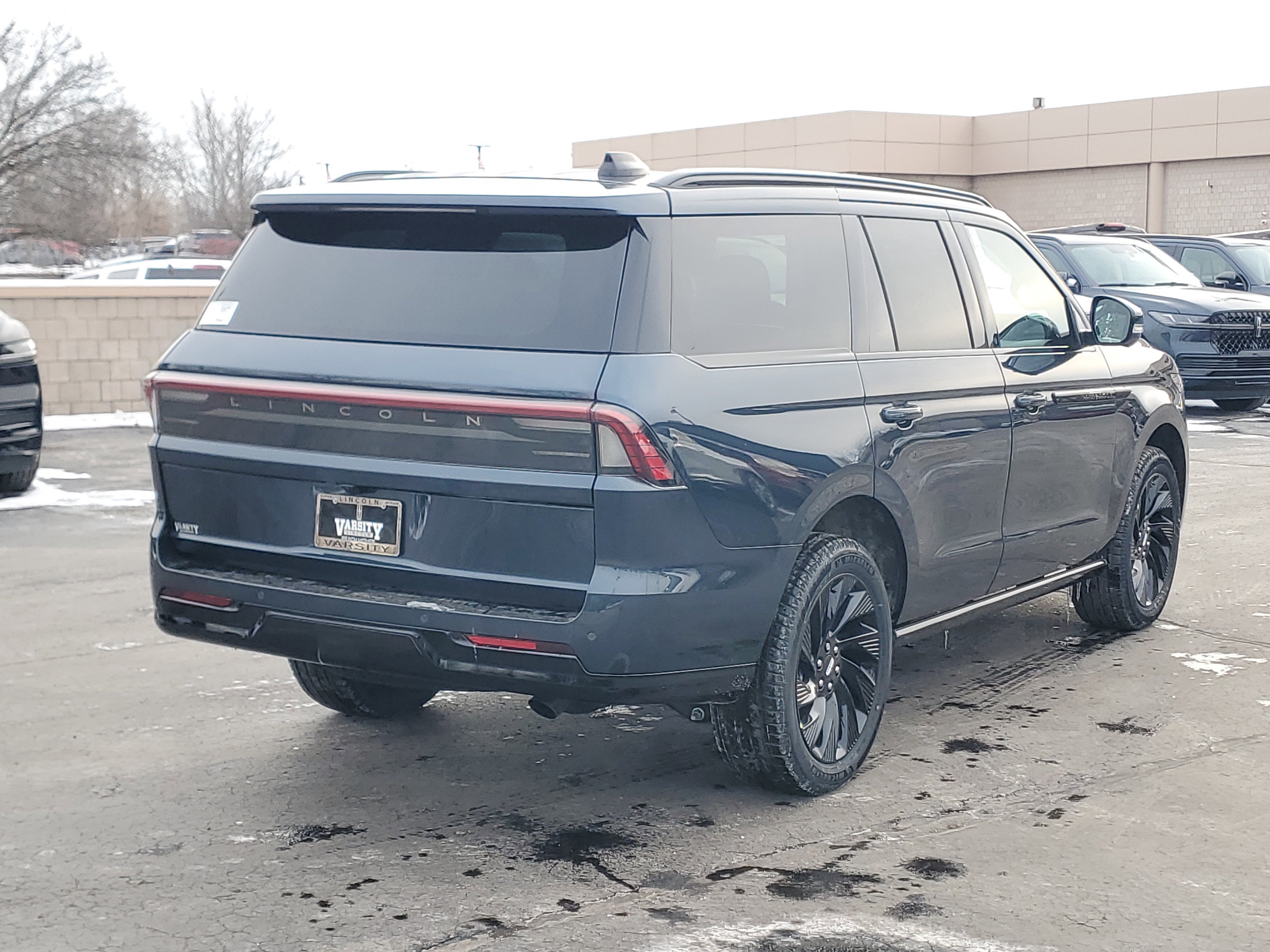 New 2026 Lincoln Navigator Reserve w/ Jet Appearance Package AWD/4WD image 4