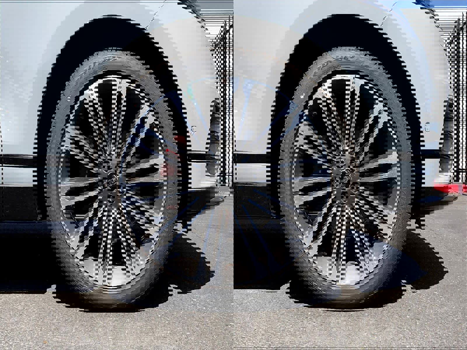 New 2025 Land Rover Range Rover Velar Dynamic SE image 13