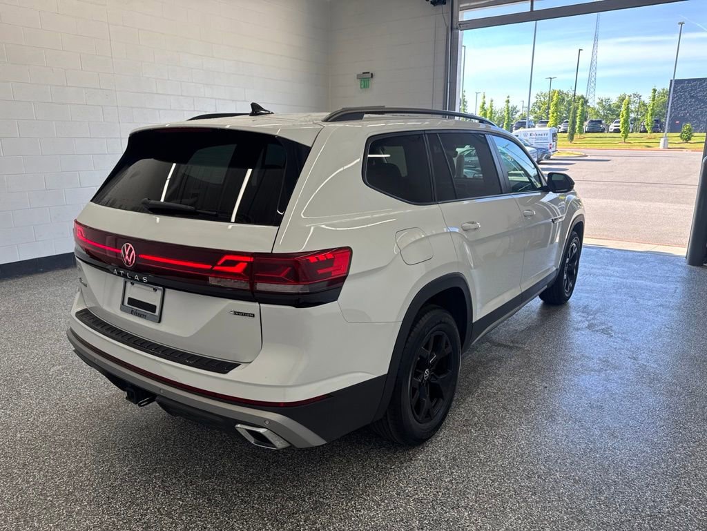 Certified 2025 Volkswagen Atlas Peak Edition SE AWD/4WD image 5