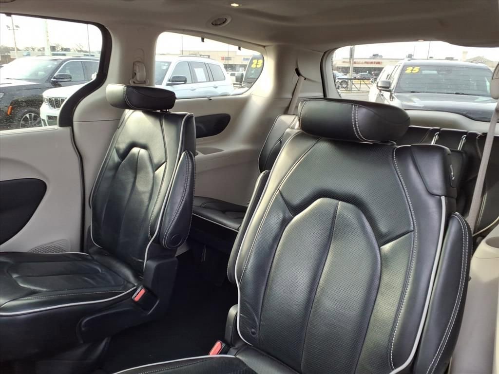 Certified 2023 Chrysler Pacifica Limited image 12
