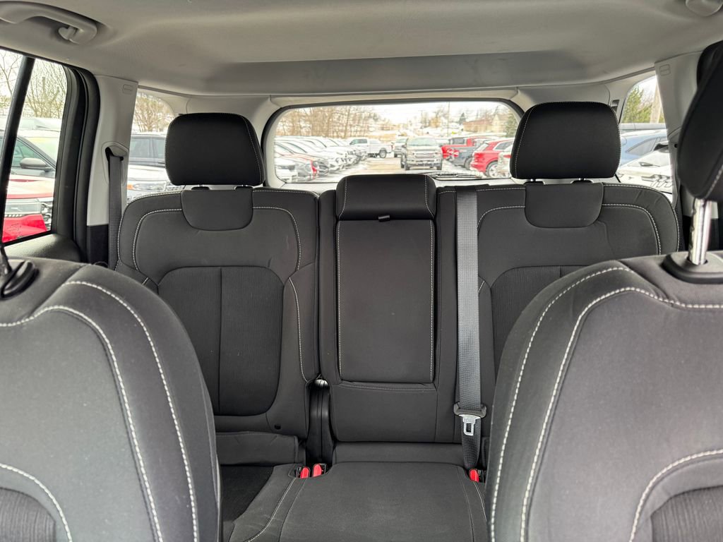 Used 2023 Jeep Grand Cherokee Laredo AWD/4WD image 19