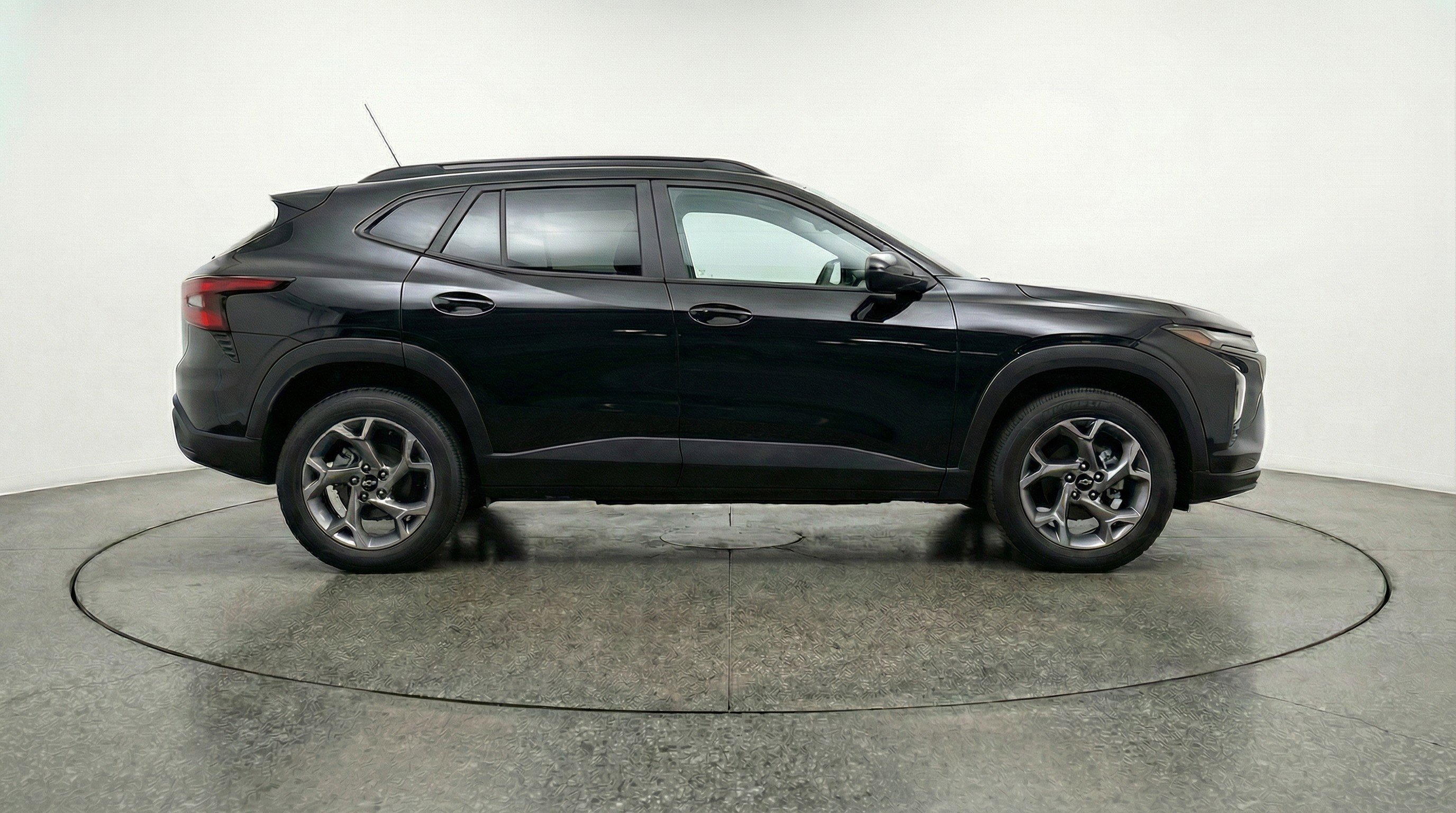 Used 2025 Chevrolet Trax LT FWD image 11